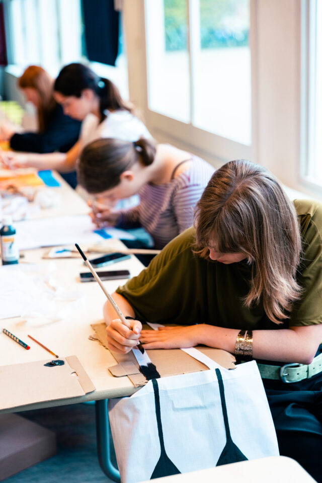 leerlingen aan het werk